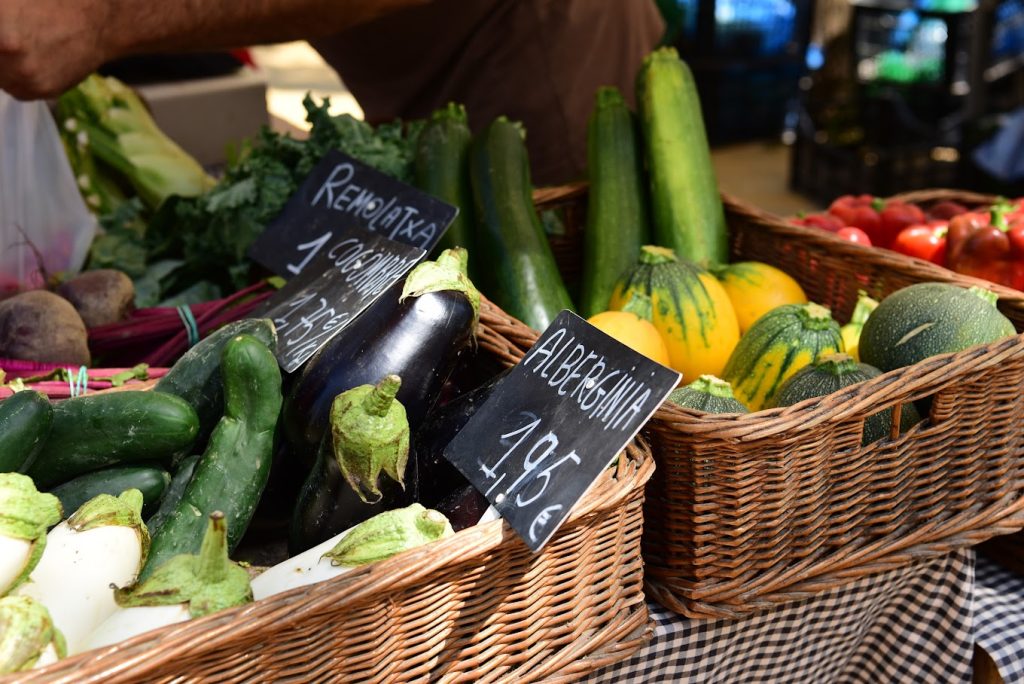compra fruta y verdura directamente al agricultor en el mercar de la terra